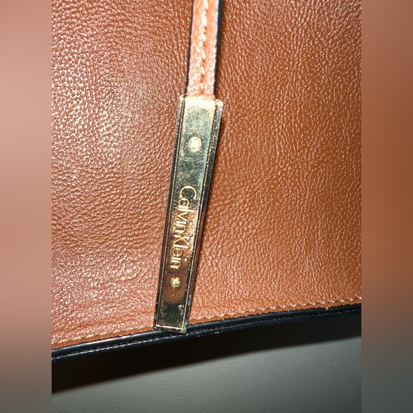 Calvin Klein Chestnut Brown Leather Shoulder Bag with Gold Accents - Picture 3 of 8